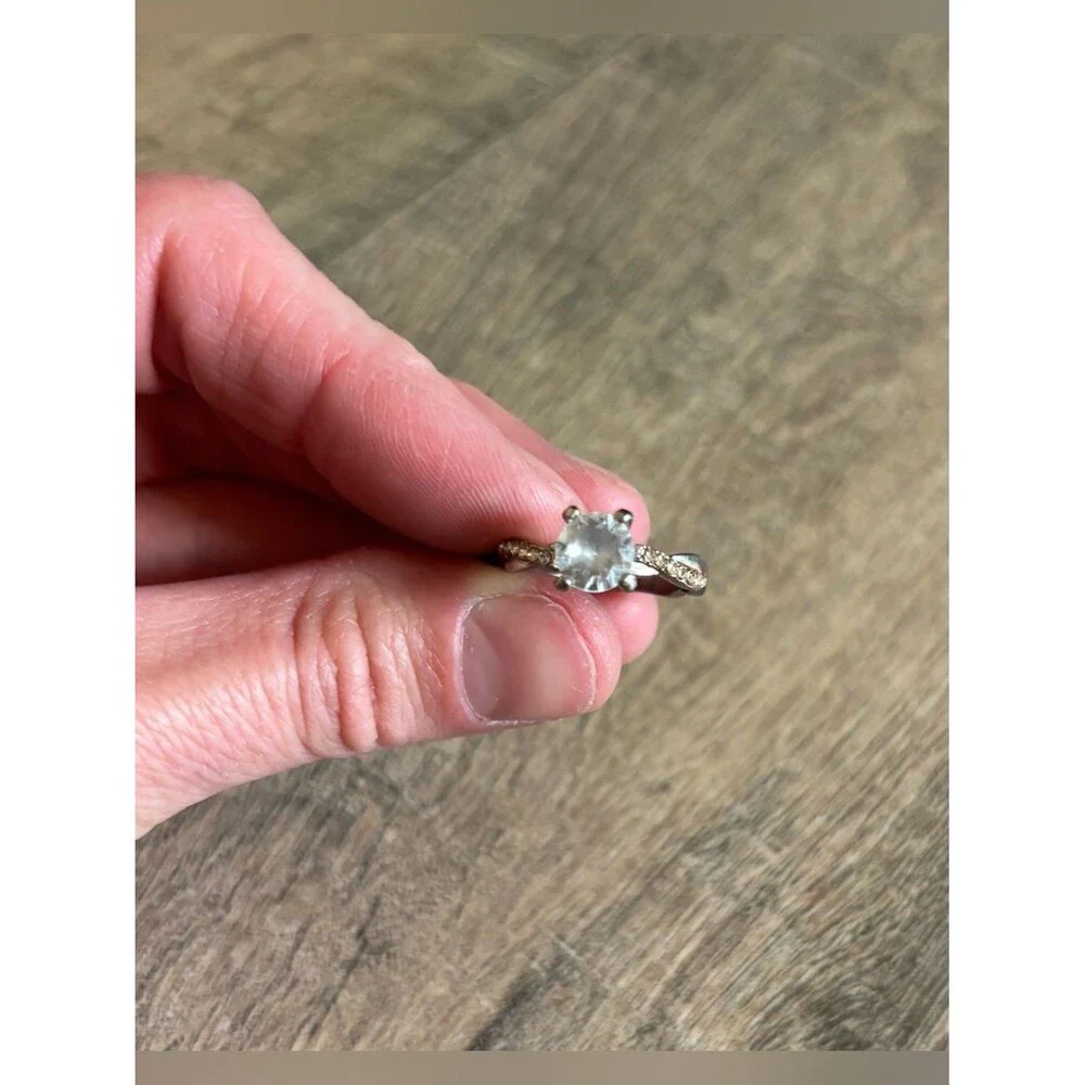 Fashion jewelry women’s size 10 metal and rhinestone twist solitaire ring